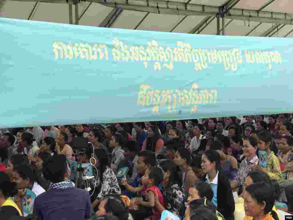 ផ្ទាំងបដាអំពាវនាវឲ្យមានការគោរពកិច្ចព្រមព្រៀងសន្តិភាពទីក្រុងដើម្បីរក្សាសន្តិភាព ក្នុងថ្ងៃរំឭកខួបទី២៨ឆ្នាំនៃការចុះកិច្ចព្រមព្រៀងទីក្រុងប៉ារីស នៅទីក្រុងភ្នំពេញថ្ងៃទី២៣ តុលា ឆ្នាំ២០១៩។ (ហ៊ុល រស្មី/VOA)