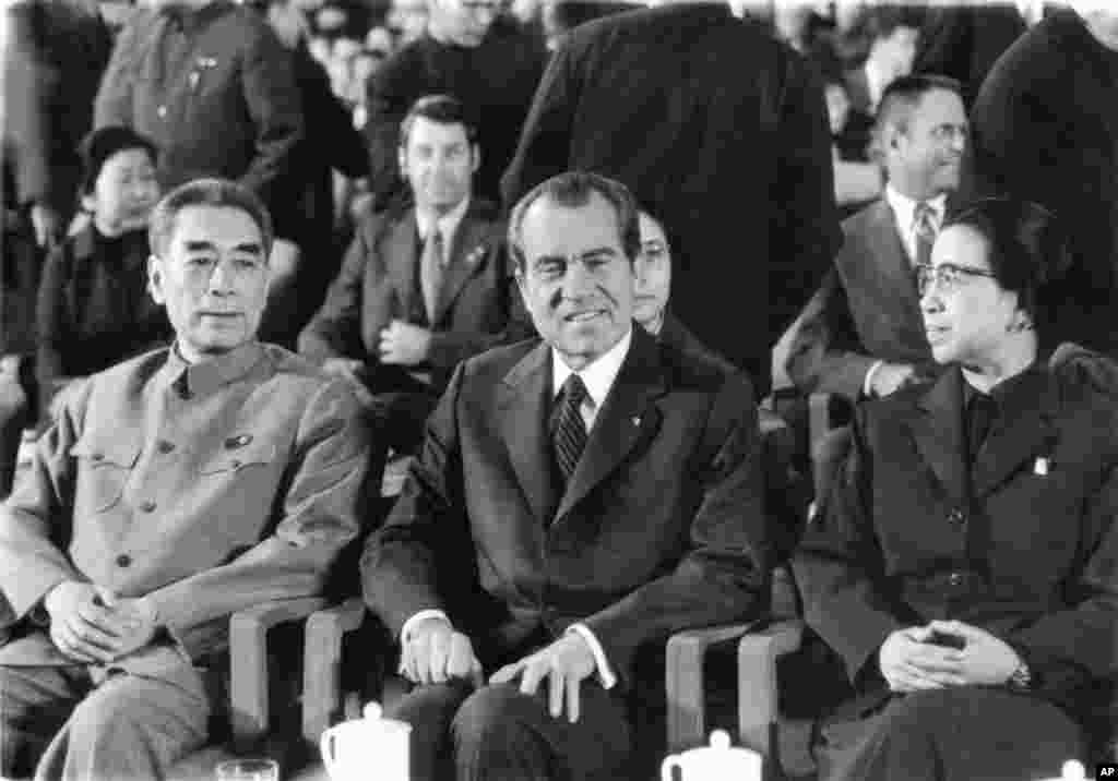 1972年2月22日,在北京人民大会堂的礼堂,美国总统尼克松和夫人应邀观看芭蕾舞剧《红色娘子军》,中国总理周恩来和毛泽东夫人江青陪同。