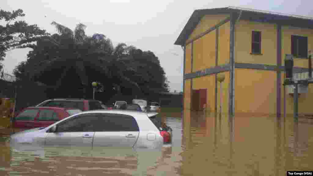 Mafuriko makubwa katika mji wa Kinshasa, yazamisha magari Januari 4, 2017. (VOA/TopCongo)