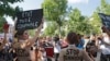 Militantes Femen lors d'un rassemblement contre la violence basée sur le genre et les crimes sexistes à Paris, le 6 juillet 2019. (Photo AP/Michel Euler)