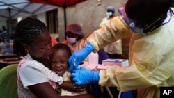 mtoto akipatiwa chanjo ya ebola DRC.
