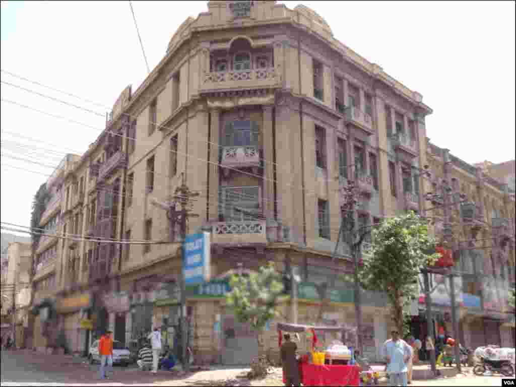 زیادہ تر نجی ملکیت کی عمارتوں میں نجی کمپنیوں کے دفتر اور بینک بن گئے ہیں