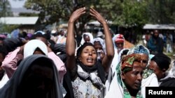 ፎቶ ፋይል፡ በታኅሣሥ ወር መግቢያ (Dec. 17, 2015)በኦሮሚያ ክልል በሆለን ኮሚ ከተማ ዲንካ ጫላ የተባለ መምሕር በታጣቂዎች መገደሉን በቀብሩ እለት ቤተሰቦቹ ይናገራሉ 