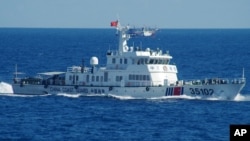 Kapal penjaga pantai China melakukan patroli di dekat kepulauan Senkaku atau Diaoyu yang diklaim oleh Jepang dan China, Sabtu (6/8). 