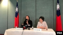 台湾数码政务委员唐凤2019年4月26日在台湾驻美代表处记者会上介绍访问华盛顿情况（美国之音锺辰芳拍摄）