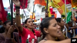 Para pendukung pemerintah berpawai untuk menentang imperialis di Caracas, Venezuela, Sabtu, 30 Maret 2019 (foto: AP Photo/Ariana Cubillos)