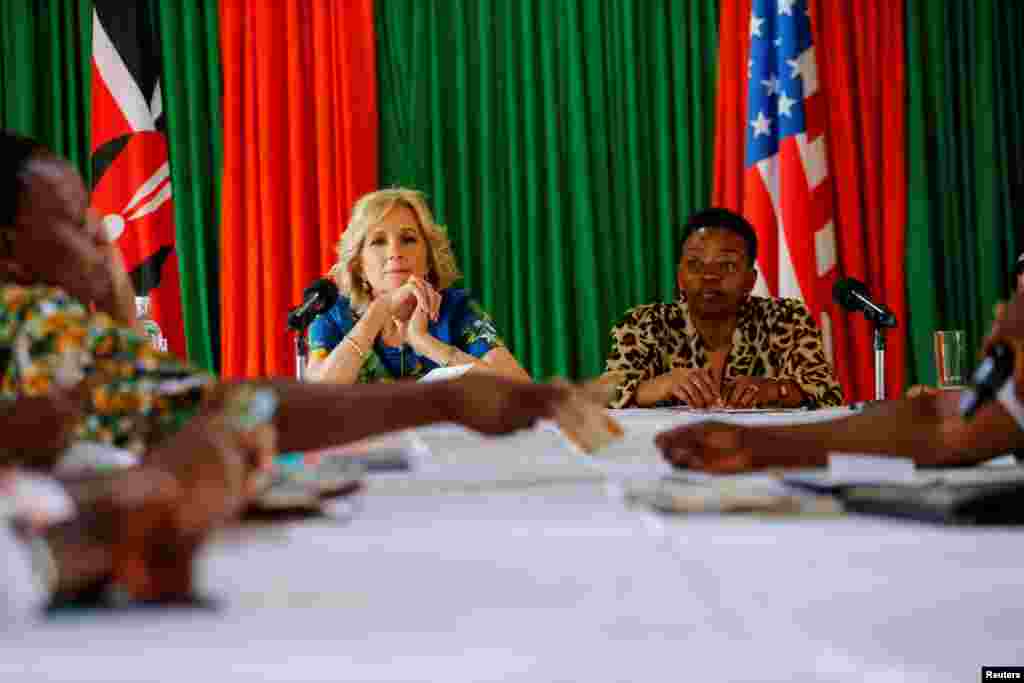 Mke wa rais wa Marekani akiwa na mwenzake wa Kenya Rachel Ruto wahudhuria kazi za kundi la wanawake kwenye kanisa la AP Community katika kitongoji cha Kibera.
