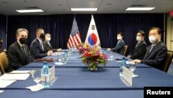 美国国务卿布林肯在夏威夷同韩国外交部长官郑义溶举行双边会谈。