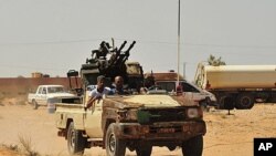 Filho de Kadhafi foge para o Níger