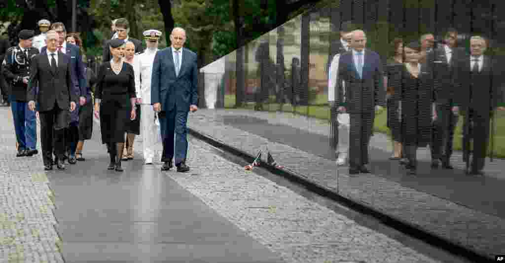Cindy McCain, esposa del senador John McCain, acompañada por el jefe de personal del presidente Donald Trump, John Kelly, secretario de Defensa Jim Mattis y familiares, llega al Monumento a los Veteranos de Vietnam en Washington, el 1 de septiembre de 2018. 