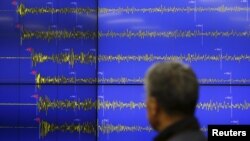 Seorang karyawan memcermati gelombang seismik di kantor Badan Meteorologi Korea di Seoul, Korea Selatan, 6 Januari 2016. (Foto: dok).