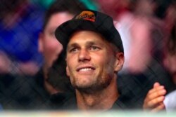 Tom Brady datang menyaksikan pertandingan mixed martial arts UFC di Jacksonville, Florida, pada 24 April 2021. (Foto: AP)