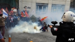 Polisi anti huru-hara membubarkan para demonstran dengan gas air mata dan peluru karet dalam aksi unjuk rasa di Istanbul (14/5). Para demonstran tersebut menyerukan protes menentang standar keselamatan pekerja tambang yang buruk di negara itu.