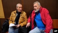 Sergei Sokolov, pemimpin redaksi harian berpengaruh Rusia Novaya Gazeta (kiri) dan pemenang Nobel Perdamaian jurnalis Dmitry Muratov (kanan), berbicara sebelum sidang di Pengadilan Distrik Basmanny di Moskow, Rusia (foto: dok). 