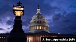 La nuit tombe sur le Capitole à Washington, le jeudi 2 décembre 2021.
