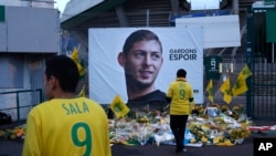 Les supporters du FC Nantes déposent des gerbes de fleurs près du poster d'Emiliano Sala, France, le 30 janvier 2019.