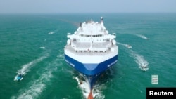 (แฟ้มภาพ) เรือของกลุ่มฮูตีเข้าขนาบเรือสินค้า กาแลคซี ลีดเดอร์ (Galaxy Leader) ในทะเลแดง เมื่อวันที่ 20 พ.ย. 2023 (รอยเตอร์)