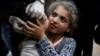 ARCHIVO - Niños palestinos caminan por una calle casi desierta mientras la gente sigue huyendo de Rafah debido a una operación terrestre israelí, en Rafah, en el sur de la Franja de Gaza, el 12 de mayo de 2024.