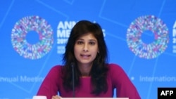 Gita Gopinath, Kepala ekonom IMF berbicara di Washington, DC (foto: ilustrasi). IMF kemungkinan akan menurunkan lagi perkiraan pertumbuhan PDB global tahun ini. 