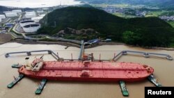 资料照：中国浙江省宁波-舟山港码头的油轮（2017年5月16日）