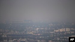 Kota Mexico City berselimut kabut tebal, Selasa (15/3).