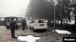 部份陣亡的烏克蘭士兵屍體被白布蓋著