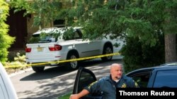 Agentes policiales afuera de la casa de la jueza federal Esther Salas, en North Brunswick, New Jersey. Juio 20 de 2020.