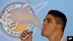 Seorang perokok mengeluarkan uap dari rokok elektrik di Sacramento, California, pada foto 7 Juli 2015. (Foto: AP)