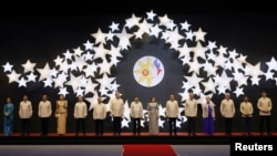 东盟各国领导人和美中日加四国领导人身穿菲律宾服装在马尼拉参加东盟晚宴（2017年11月12 日）