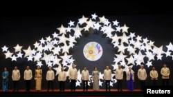 东盟各国领导人和美中日加四国领导人身穿菲律宾服装在马尼拉参加东盟晚宴（2017年11月12 日）