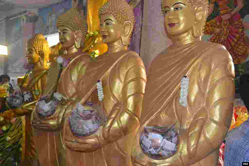 ថវិកាជាបច្ច័យដោយពុទ្ធសាសនិកនៅថ្ងៃបុណ្យភ្ជុំបិណ្ឌ ក្នុងវត្តមួយនៅជាយក្រុងភ្នំពេញ កាលពីថ្ងៃអង្គារ ទី០៩ ខែតុលា ឆ្នាំ២០១៨។ (ណឹម សុភ័ក្រ្តបញ្ញា/VOA)