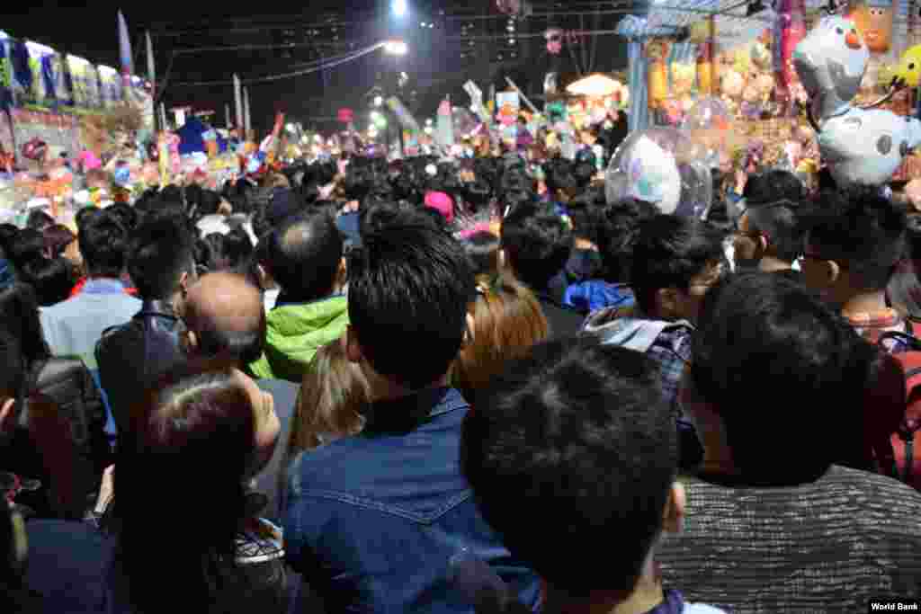 年三十晚香港維園年宵市場人潮眾多。(美國之音湯惠芸攝)