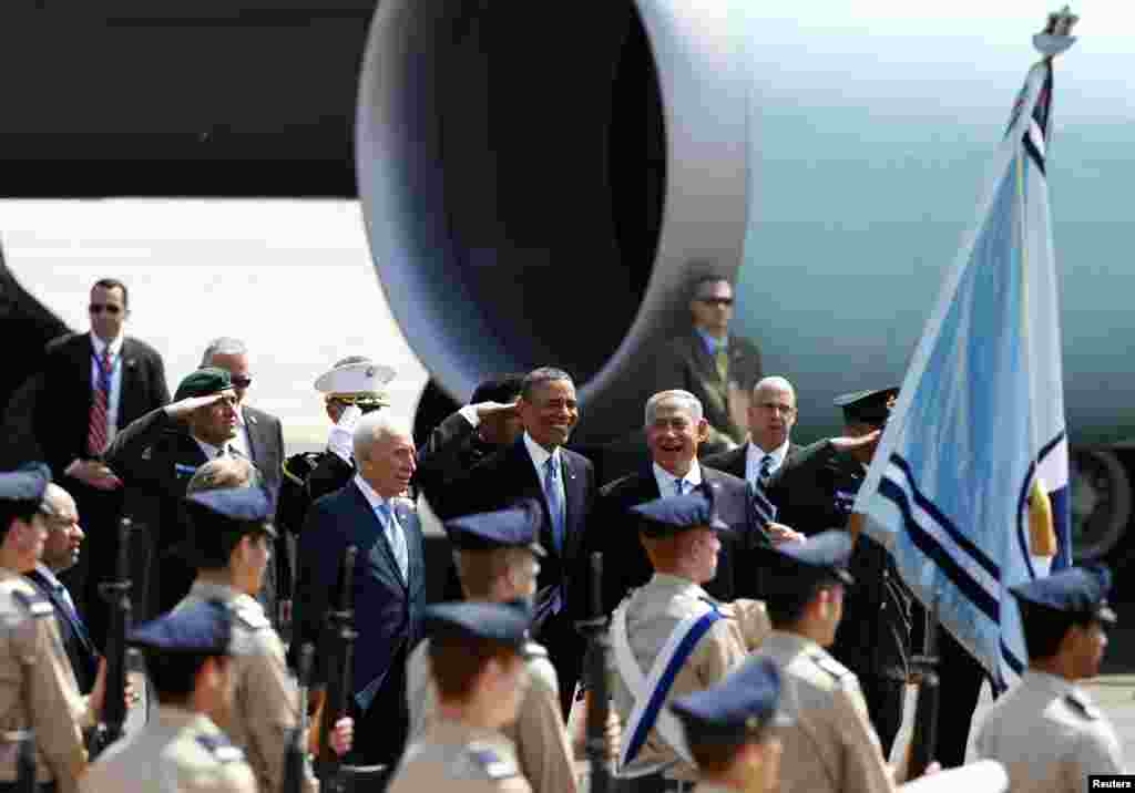 Presiden AS Barack Obama bersama Perdana Menteri Israel Benjamin Netanyahu dan Presiden Shimon Peres di Bandar Udara Internasional Ben Gurion dekat Tel Aviv (20/3).