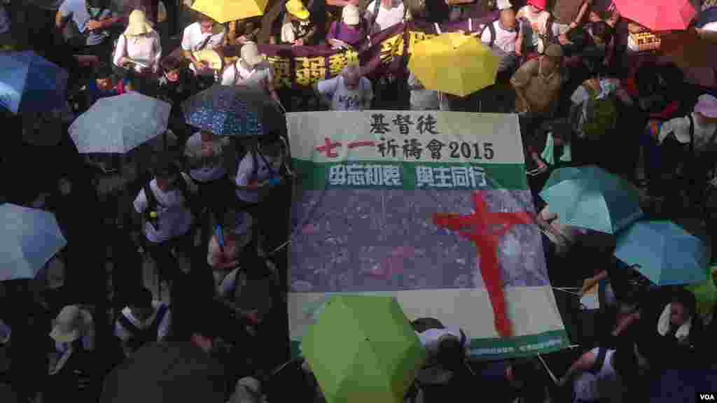 数以万计港人参与“后政改”七一大游行(美国之音海彦拍摄)