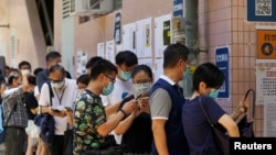 在港版国安法的压力下，香港市民排队参与民主派立法会初选投票。
