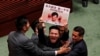 Anggota DPR pro-demokrasi dikawal petugas keamanan dari Gedung DPR Hong Kong, saat Pemimpin Eksekutif Hong Kong Carrie Lam menjawab pertanyaan anggota DPR di Hong Kong, China, 17 Oktober 2019. (Foto: Reuters)