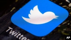  L'icône de l'application Twitter est affichée sur un téléphone portable.