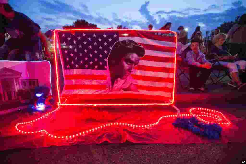ការរំឭកវិញ្ញាណក្ខន្ធលោក Elvis Presley តាមដងផ្លូវនៅខាងមុខផ្ទះរបស់លោក។