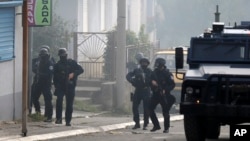 Pripadnici kosovske policije u akciji na ulicama sjevernog dijela Kosovske Mitrovici (AP Photo/Bojan Slavkovic)