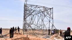 Pasukan keamanan Nigeria di lokasi jaringan listrik yang diduga disabotase oleh kelompok teroris Boko Haram, di pinggiran Maiduguri, 12 Februari 2021.