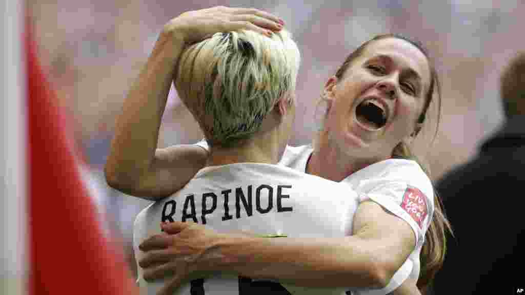 Heather O'Reilly Des Etats-Unis, à droite, embrasse Megan Rapinoe (15) après la victoire de l’équipe nationale américaine sur le Japon (5-2) en match de finale de la Coupe du Monde Féminine de la FIFA à Vancouver, Colombie-Britannique, le Canada, le 5 juillet 2015.
