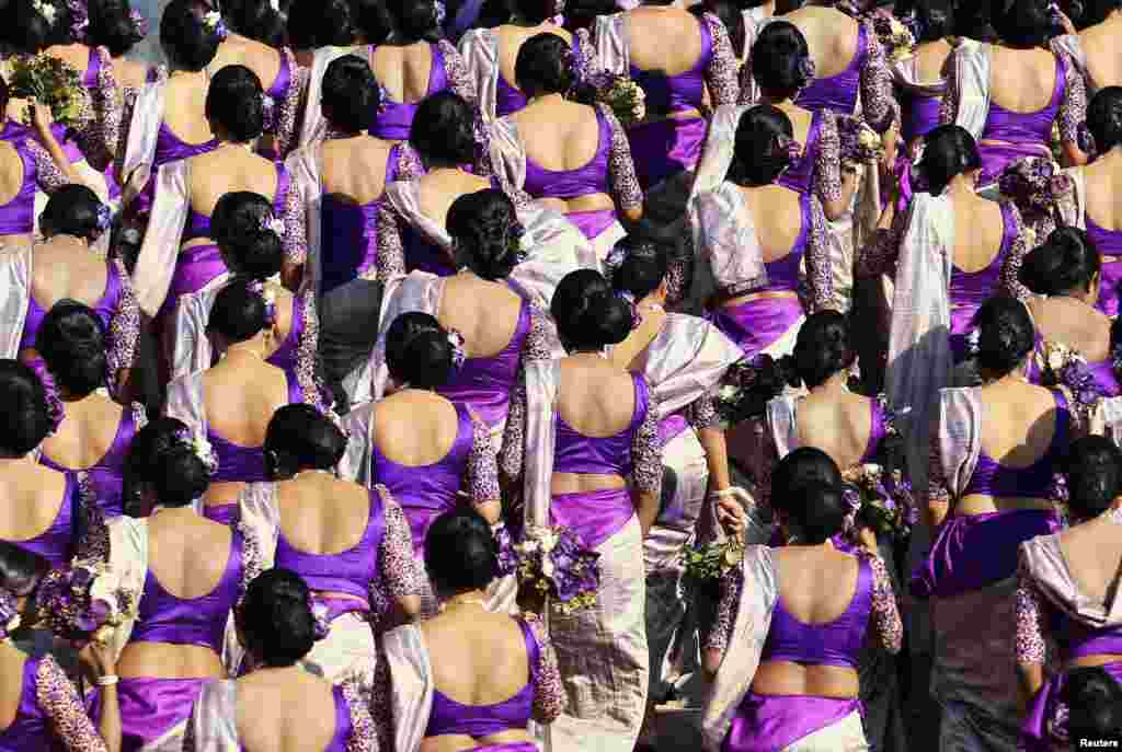 Para pengiring pengantin perempuan (bridesmaids) berpose untuk foto dalam acara pernikahan pasangan Nisansala dan Nalin ketika para perempuan itu memecahkan rekor Guinness untuk pernikahan dengan pengiring pengantin perempuan terbanyak di Negombo.Tercatat terdapat 126 bridesmaids, 25 pengiring pengantin pria, 20 anak laki-laki dan 23 gadis kecil pembawa bunga dalam upacara tersebut.