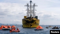 Para petugas penyelamat berupaya mencari korban tabrakan kapal feri "St Thomas Aquinas" dan kapal kargo "Sulpico Express 7" di Talisay, Cebu, Filipina (17/8).