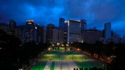 香港支聯會解散後首個六四紀念日 市民自發舉電筒手機燈上街悼念盼薪火相傳