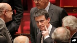 Perdana Menteri Perancis Manuel Valls, tengah, meninggalkan Majelis Nasional Perancis, di Paris, Rabu, 10 Februari 2016.