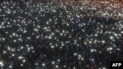 Miles de personas se reunieron en la plaza del Capitolio en Tolosa, en el Sur de Francia, el martes para rendir tributo a las víctimas de los ataques del viernes en París. Nov. 17 de 2015.