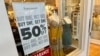 Un cartel anuncia los descuentos disponibles en una tienda de ropa de un centro comercial el lunes 29 de abril de 2024, en Lone Tree, Colorado.