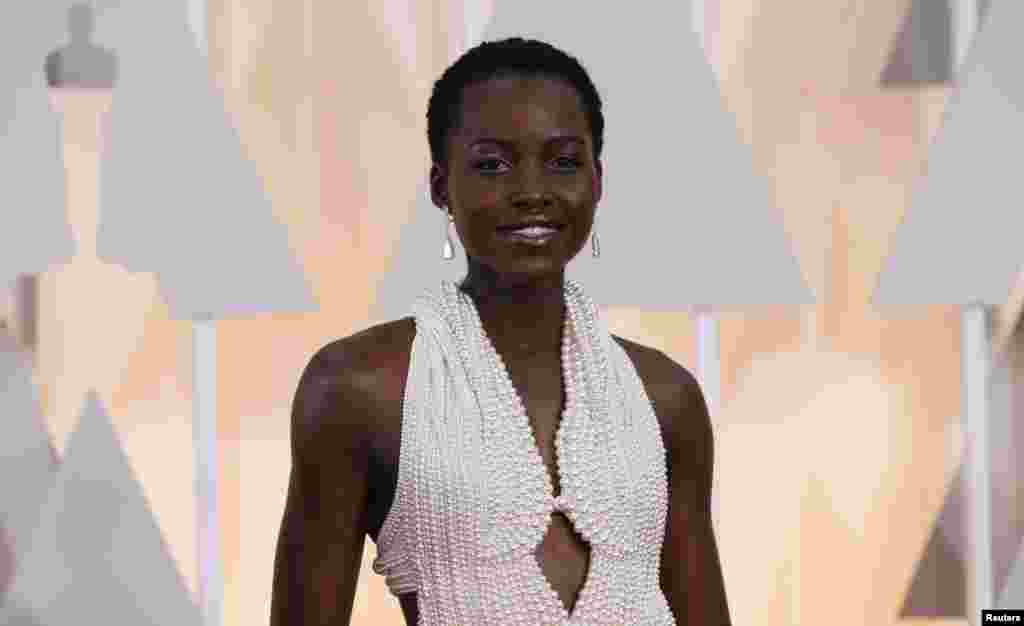A actriz Lupita Nyong'o num vestido Calvin Klein e diamantes Chopard