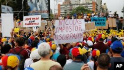 Protestas contra el gobierno de Nicolás Maduro en Caracas, Venezuela. La oposición habla de la necesidad de cambiar la Constitución.