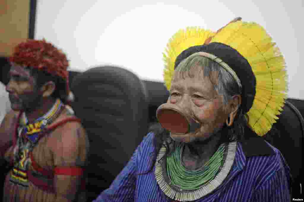 Cacique Raoni Metuktire (R), chief of the Kayapo Indian tribe from south of the Amazon Basin, meets with Munduruku Indians who are occupying for the second day the headquarters of Brazil's Indian affairs agency, known as FUNAI, in Brasilia, Brazil, June 12, 2013.